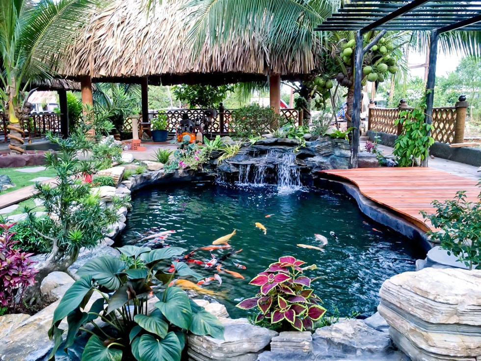 Nhà có 36 cột đều được làm từ dừa. Riêng nhà chính đã sử dụng hết 1.600 cây dừa, còn cả quần thể nhà dừa đã sử dụng 4000 cây dừa đều có tuổi đời trên 50 năm. Ảnh: Petrotimes