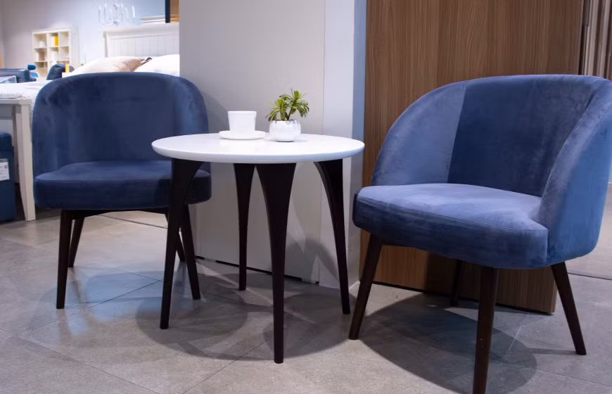Theo đó, những chiếc bàn, đèn, ghế đôn và sofa… hầu như đều được thiết kế không có góc vuông mà được bo tròn.
