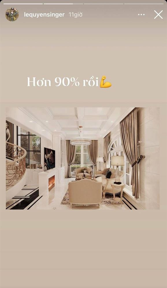 Nội thất căn nhà của Lệ Quyên thiết kế tối giản, kết hợp hài hoà giữa tông trắng - đen - vàng tạo cảm giác sang trọng.