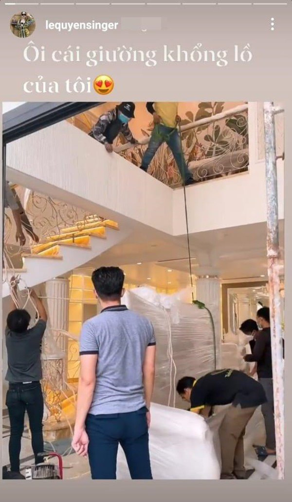 Chiếc giường khổng lồ cần tới gần 10 người hỗ trợ cũng được đưa vào biệt thự.