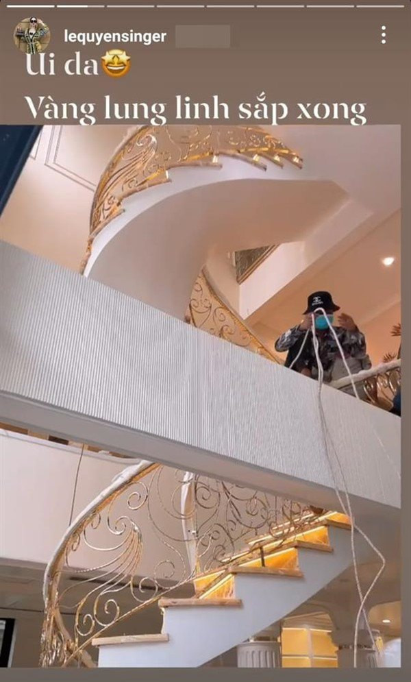 Thời gian qua, Lệ Quyên liên tục khoe về tiến độ của tổ ấm mới. Gần đây nhất, "Nữ hoàng phòng trà" hé lộ công đoạn dát vàng cho nhà đã gần xong.