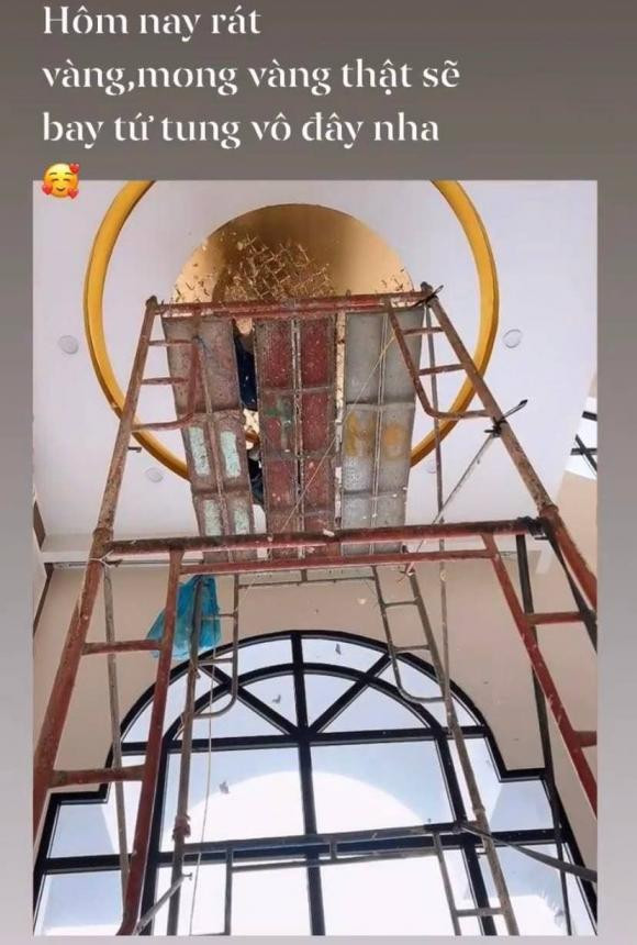 Không chỉ cầu thang, trước đó, ca sĩ Lệ Quyên cũng khoe ảnh dát vàng tại nhiều khu vực khác trong biệt thự.