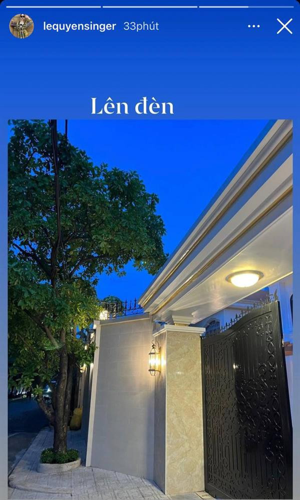 Giọng ca Tình Lỡ cũng đăng tải hình ảnh chiếc cổng hơn 3,6 tỷ đồng lắp đèn sáng rực.