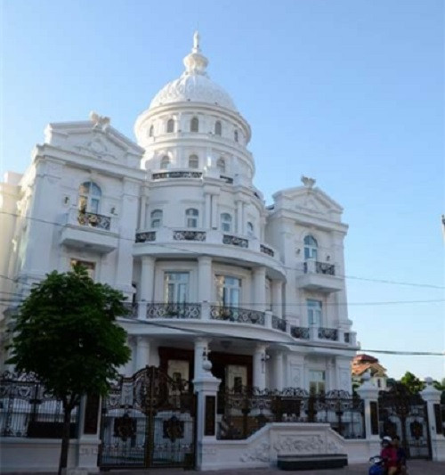 Lâu đài Hải Biên hay còn gọi là bạch lâu đài của một đại gia Ninh Bình gây ấn tượng bởi sự nguy nga, tráng lệ. Ảnh: Tintuconline