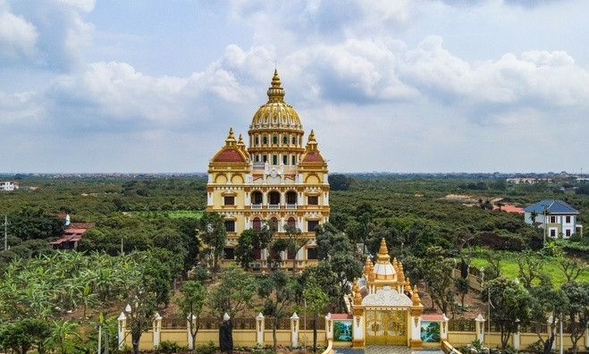 Dọc theo con đê thuộc địa phận huyện Khoái Châu đoạn từ Hà Nội tới TP. Hưng Yên, toà lâu đài đồ sộ của ông Đỗ Trọng Sáu (xã Đông Kết, Khoái Châu) thu hút sự chú ý của nhiều người. Ảnh: Zing