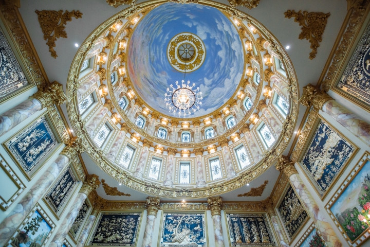 Mái vòm rộng lớn kiểu Roman châu Âu với đường kính hơn 10 m ở không gian tầng trên cùng vừa là điểm nhấn vừa giúp căn nhà thông thoáng hơn. Ảnh: Zing