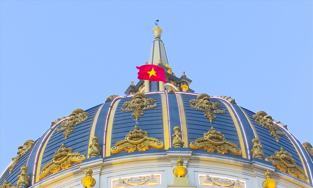 Mái vòm với nhiều chi tiết phức tạp là điểm nhấn nổi bật của công trình. Ảnh: Lao động