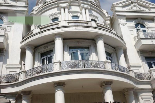 Các đường khối cột mang phong cách Hy Lạp xa xưa. Ảnh: Một thế giới