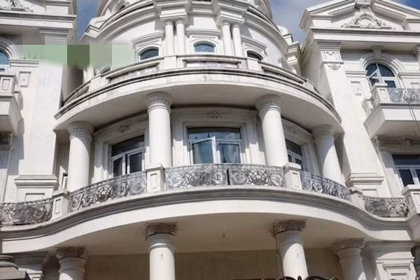 Các đường khối cột mang phong cách Hy Lạp xa xưa. Ảnh: Một thế giới