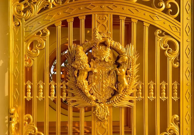 Kiến trúc lâu đài Châu Âu thể hiện rõ nét ở nhiều chi tiết chạm khắc tỉ mỉ. Ảnh: Sơn Quang Phan