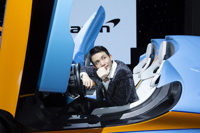 Không chỉ vậy, tại buổi kỷ niệm, Minh Nhựa còn lên đồ với chiếc Richard Mille độc bản Hỏa Long - chỉ có 1 chiếc trên thế giới với giá khoảng 30 tỷ đồng.