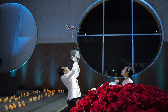 Nhân dịp kỷ niệm ngày cưới, vợ chồng đại gia Minh nhựa đã trao nhau những món quà rất đặc biệt.