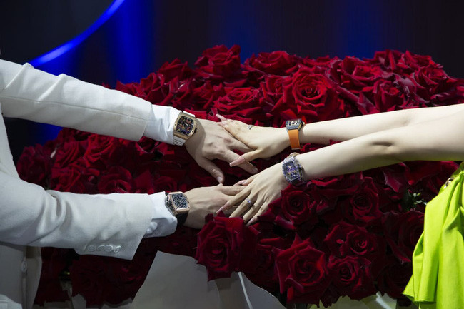 Mina Phạm cũng tặng chồng chiếc Richard Mille vàng 7 tỷ đồng.