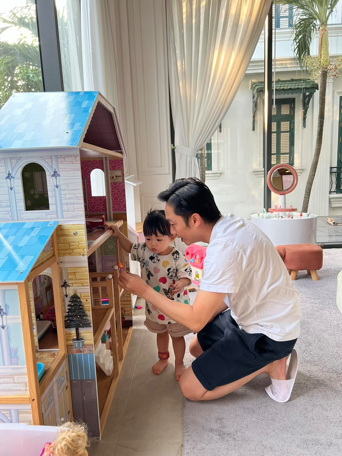 Trước đó, đại gia Cường Đô La khiến dân tình đứng ngồi không yên bởi những món đồ chơi "cực khủng" được anh sắm cho cô công chúa nhỏ. Ảnh: FBNV