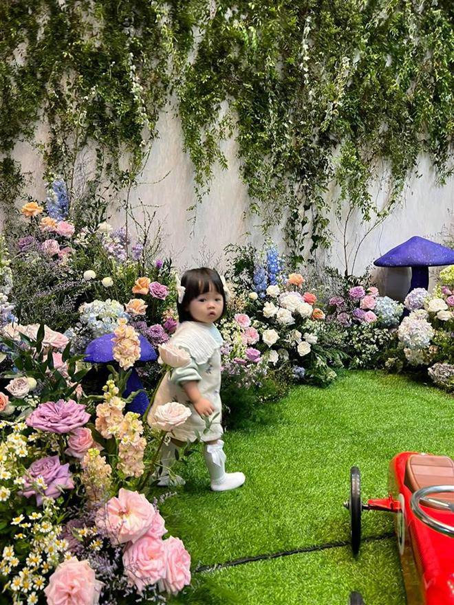 Tại một góc trong biệt thự, đại gia phố núi chuẩn bị rất nhiều hoa tươi, tạo nên một khu rừng hoa vô cùng lộng lẫy. Ảnh chụp màn hình