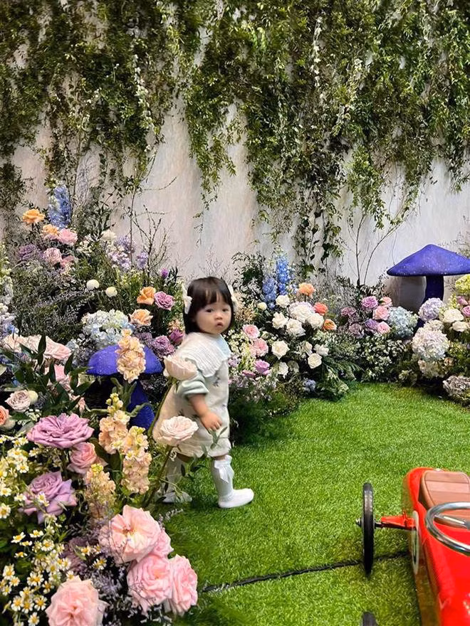 Tại một góc trong biệt thự, đại gia phố núi chuẩn bị rất nhiều hoa tươi, tạo nên một khu rừng hoa vô cùng lộng lẫy. Ảnh chụp màn hình