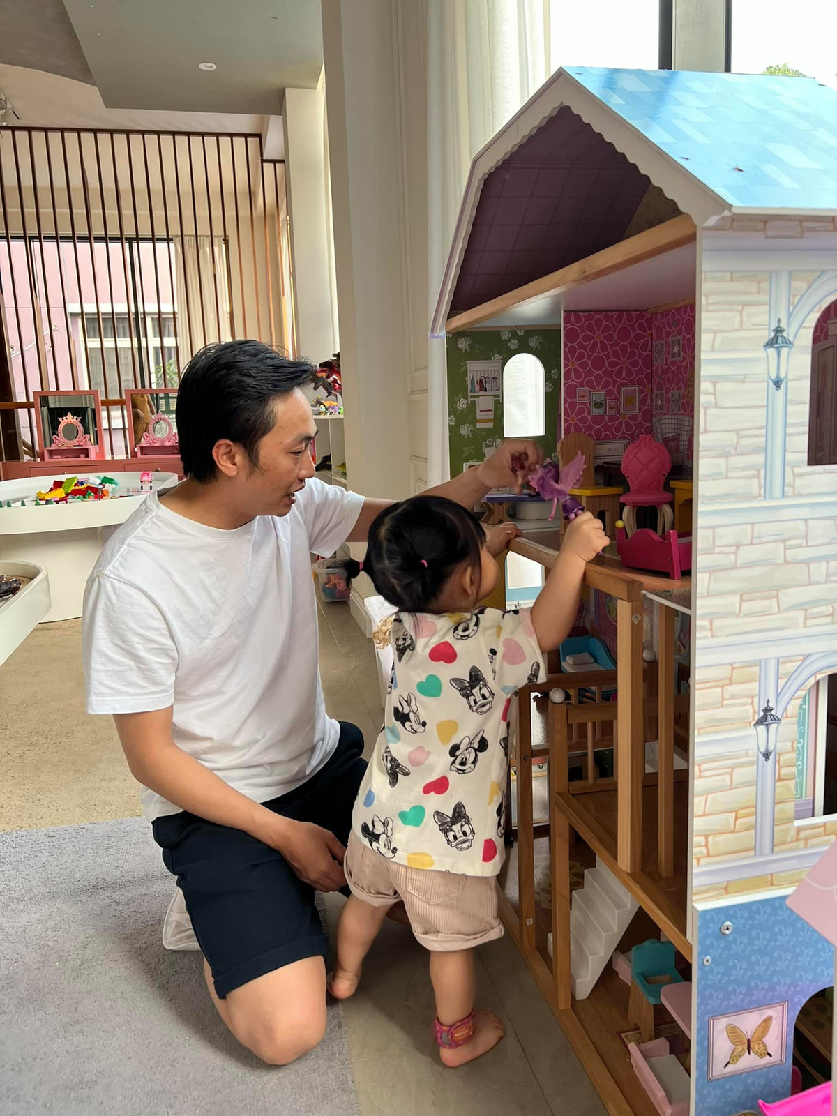 Theo đó, anh đã đăng tải loạt hình ảnh "chơi đồ hàng" cùng con gái với những món đồ chơi có kích thước to gấp đôi cô nàng Suchin khiến ai cũng phải lác mắt. Ảnh: FBNV