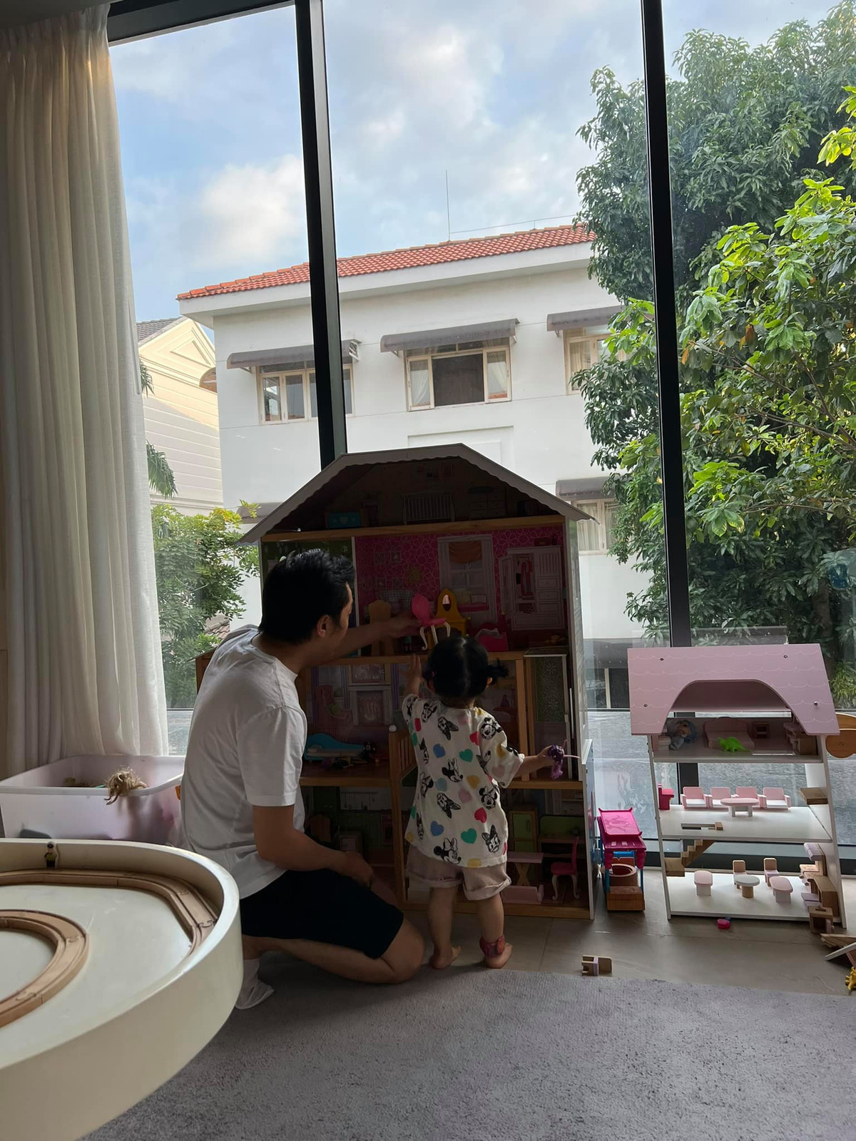 Căn biệt thự của Cường Đô La - Đàm Thu Trang hoá khu vui chơi cho tiểu công chúa Suchin. Ảnh: FBNV