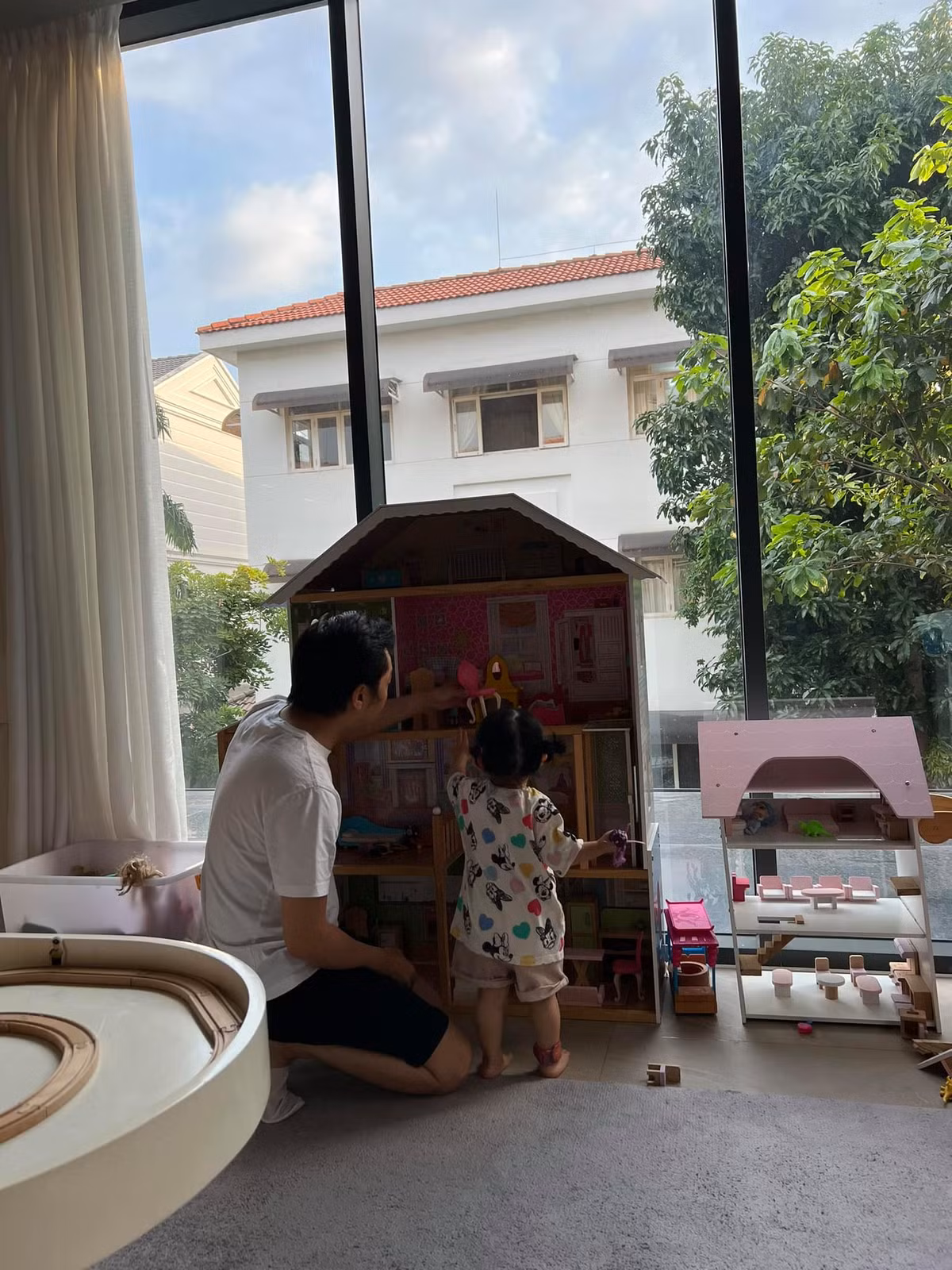 Căn biệt thự của Cường Đô La - Đàm Thu Trang hoá khu vui chơi cho tiểu công chúa Suchin. Ảnh: FBNV