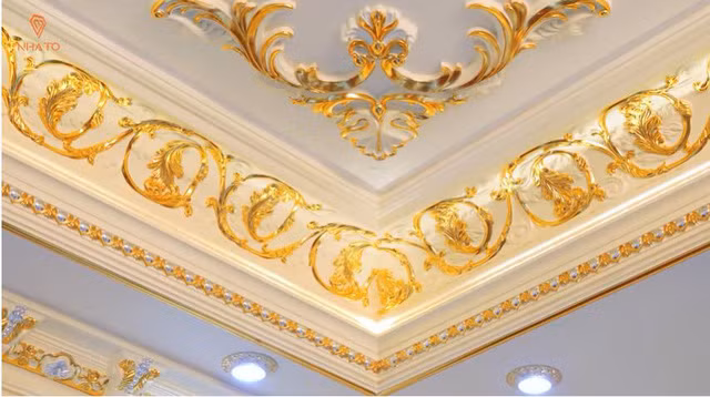 Những phào chỉ, họa tiết đắp nổi trên trần và ở các cột nhà được dát vàng mang phong cách cung điện châu Âu.