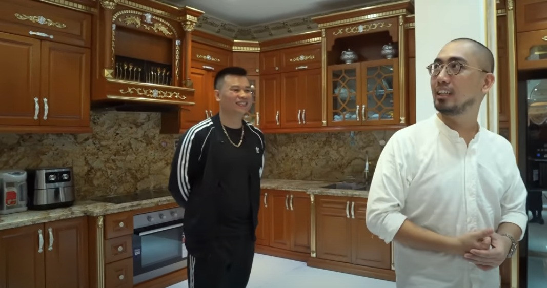 Nội thất phòng bếp cũng được làm từ gỗ quý.