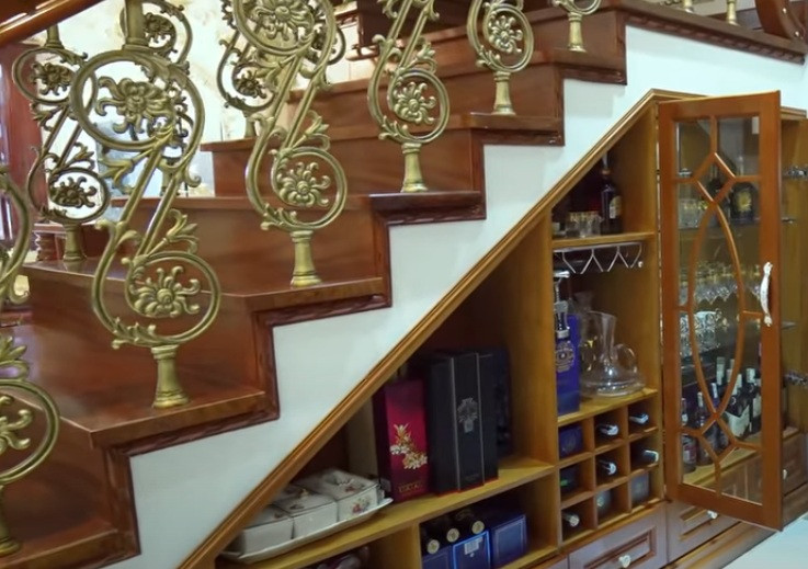 Cầu thang, khung hộc quanh nhà cũng được xẻ ra từ gỗ nguyên khối.