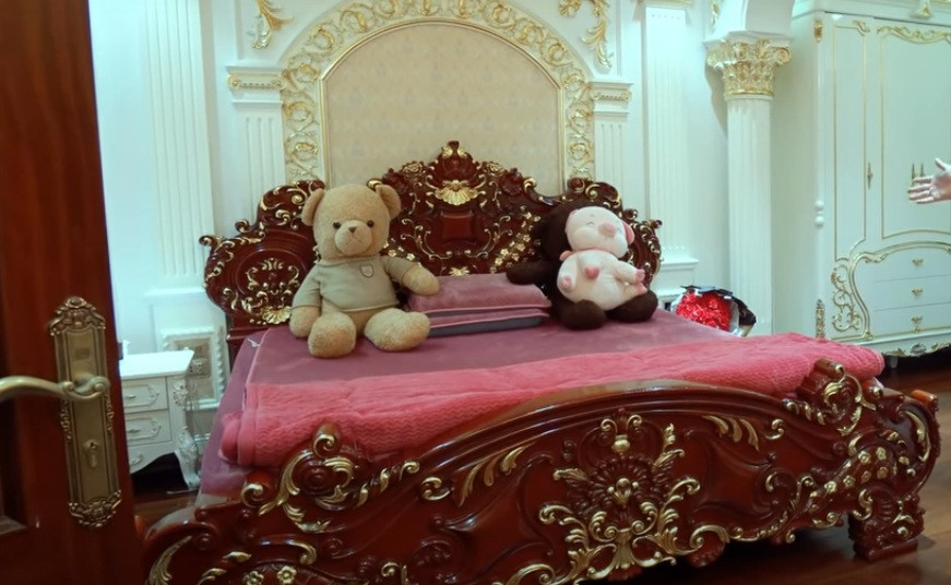 Giường ngủ cũng được chạm trổ cầu kỳ.