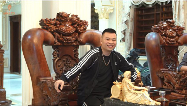 Căn nhà được xây dựng và bài trí phong cách riêng của gia chủ. Đặc biệt, bên trong toàn là gỗ quý hiếm.