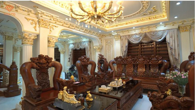 Nổi bật nhất là bộ bàn ghế bằng gỗ hương đỏ Gia Lai với đường nét trạm trổ hoa văn công phu trong phòng khách.