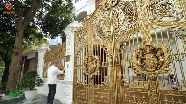 Cảnh cổng biệt thự được đúc đồng sang trọng và mở tự động.