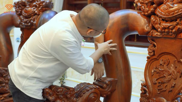 Gia chủ rất mê gỗ và phải dành đến 5 năm để chuẩn bị, mua gom gỗ nguyên khối, thuê thợ đến chạm khắc các món đồ gỗ trong nhà.