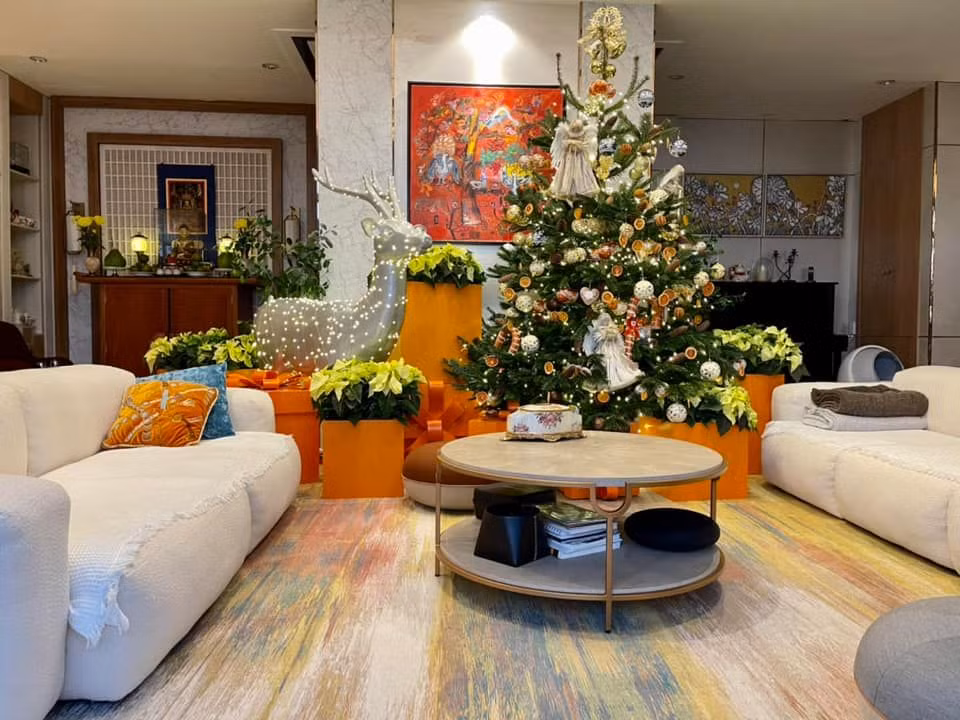 Sau khi nhờ hai người em thân thiết giúp trang hoàng, tổ ấm của Hoa hậu Thu Hoài vô cùng lung linh và ấm áp.