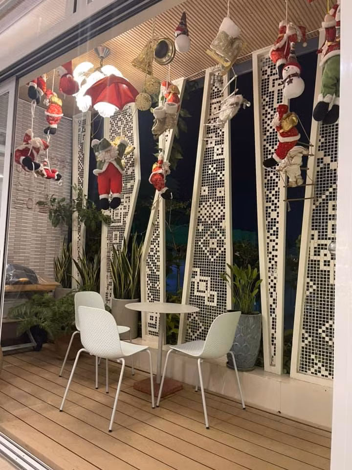 Khu vực ban công cũng được trang trí đẹp mắt.