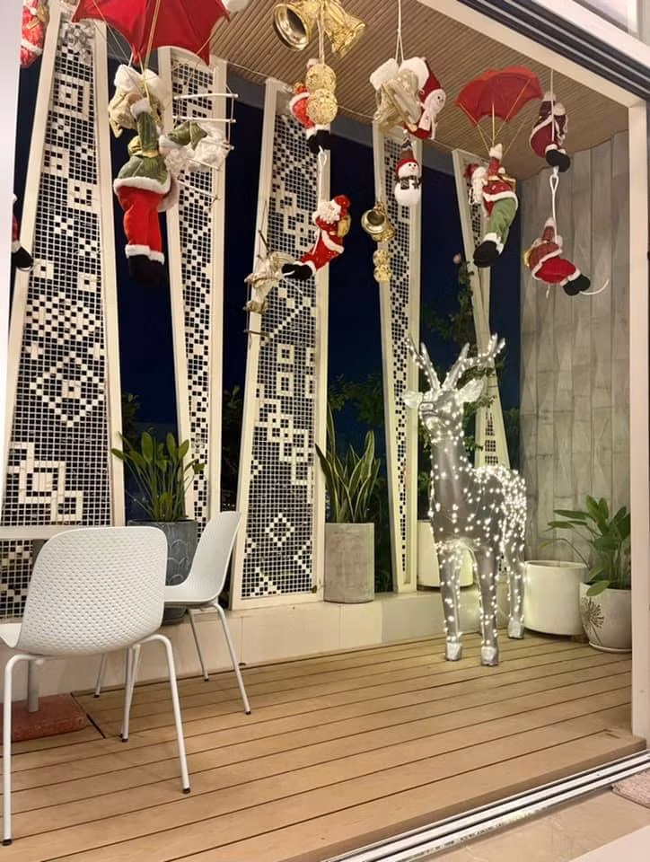 Ngoài ông già Noel còn có cả mô hình tuần lộc lộng lẫy.