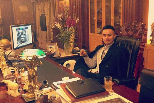 Con trai cả của Chủ tịch Tân Hoàng Minh là Đỗ Hoàng Minh (hay Denis Do), cũng là người từng quen mặt với truyền thông. Denis Do có bằng tốt nghiệp Đại học Sorbonne và bằng MBA về quản trị tài chính tại Mỹ Ảnh: Pinterest