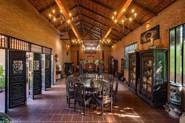 Bên trong nhà, từ vách tường, bàn ghế, tấm phản...đều mang màu sắc cổ xưa miền Bắc. Ảnh: Vietnamnet