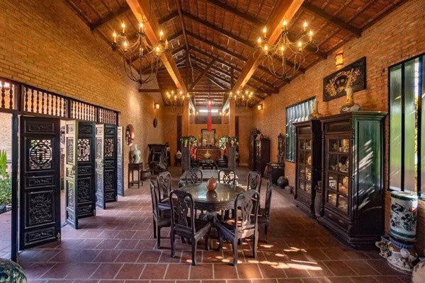 Bên trong nhà, từ vách tường, bàn ghế, tấm phản...đều mang màu sắc cổ xưa miền Bắc. Ảnh: Vietnamnet