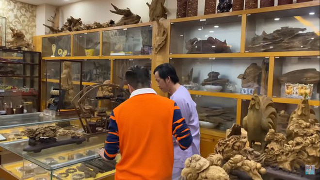 Theo chia sẻ của một đàn em, toàn bộ những khối trầm hương này đều được điêu khắc hoàn chỉnh mới gửi đến nhà của Hoài Linh, ước tính có giá lên đến hàng trăm tỷ đồng. Ảnh chụp màn hình