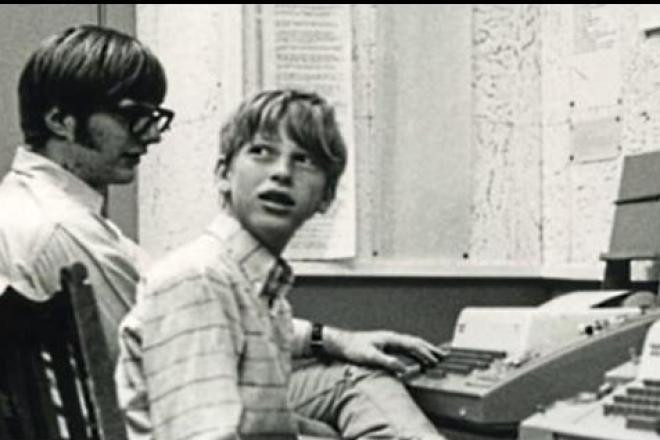 Là con trai của một luật sư nên từ nhỏ Bill Gates rất thông minh và thích tranh luận. Ở tuổi niên thiếu, ông đã đọc hết toàn bộ tuyển tập "Bách khoa toàn thư thế giới". Ảnh: Printest