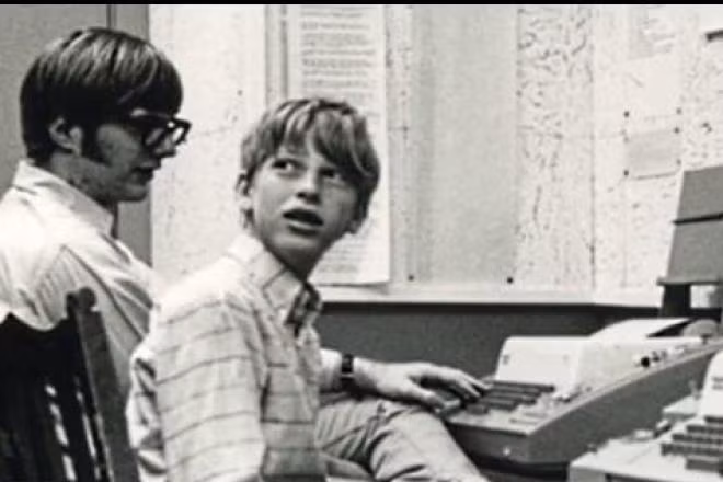 Là con trai của một luật sư nên từ nhỏ Bill Gates rất thông minh và thích tranh luận. Ở tuổi niên thiếu, ông đã đọc hết toàn bộ tuyển tập "Bách khoa toàn thư thế giới". Ảnh: Printest