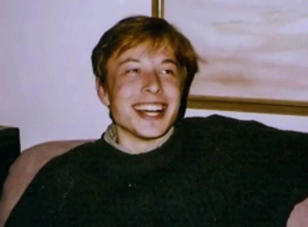 Musk có 2 bằng tốt nghiệp chuyên ngành vật lý và kinh tế của trường Wharton thuộc Đại học Pennsylvania và chuyển tới Stanford để học tiến sĩ. Tuy nhiên, ông bỏ dở chương trình tiến sĩ để cùng em trai thành lập startup phần mềm Zip2 với số tiền 28.000 USD vay từ cha của mình. Ảnh: Buzz Fortune