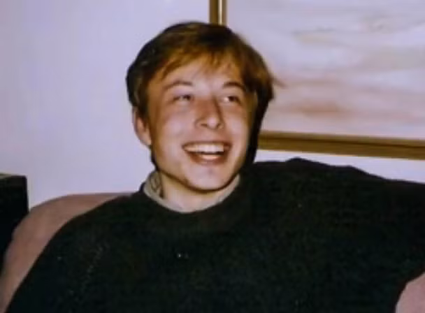 Musk có 2 bằng tốt nghiệp chuyên ngành vật lý và kinh tế của trường Wharton thuộc Đại học Pennsylvania và chuyển tới Stanford để học tiến sĩ. Tuy nhiên, ông bỏ dở chương trình tiến sĩ để cùng em trai thành lập startup phần mềm Zip2 với số tiền 28.000 USD vay từ cha của mình. Ảnh: Buzz Fortune