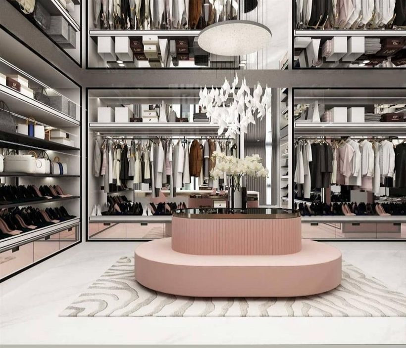 Đặc biệt, trong nhà Ngọc Trinh còn có phòng chứa đồ cực lớn gồm nhiều ngăn và nhiều kệ được phân chia rõ ràng để giày dép, quần áo, túi xách, mắt kính...Ảnh: FBNV