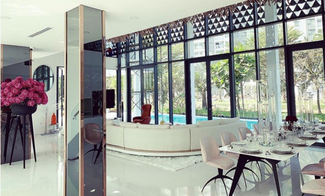 Căn nhà sử dụng loạt tường kính để tăng khả năng tiếp nhận ánh sáng thiên nhiên. Ảnh chụp màn hình