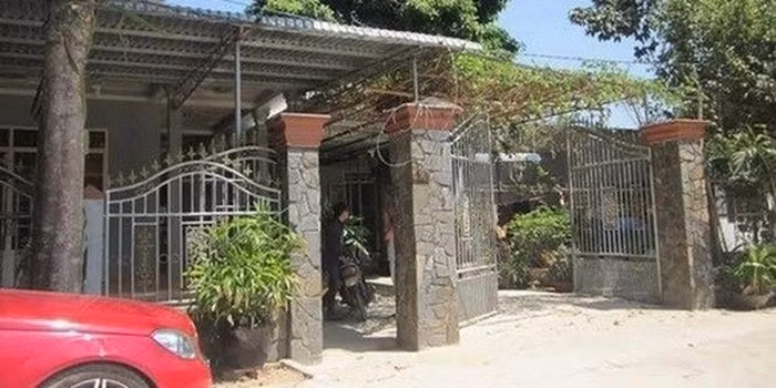 Bên cạnh chăm sóc cho căn nhà của mình, Trường Giang cũng không quên căn nhà của bố mẹ. Căn nhà ba mẹ danh hài tuy ở vùng quê, nhưng rất rộng rãi và thoáng đãng. Ảnh: Internet