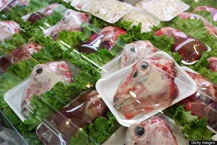 Không ít khách giật mình khi nhìn thấy đầu cừu tươi sống đóng khay bán trong siêu thị ở Trung Quốc. Ảnh: Getty