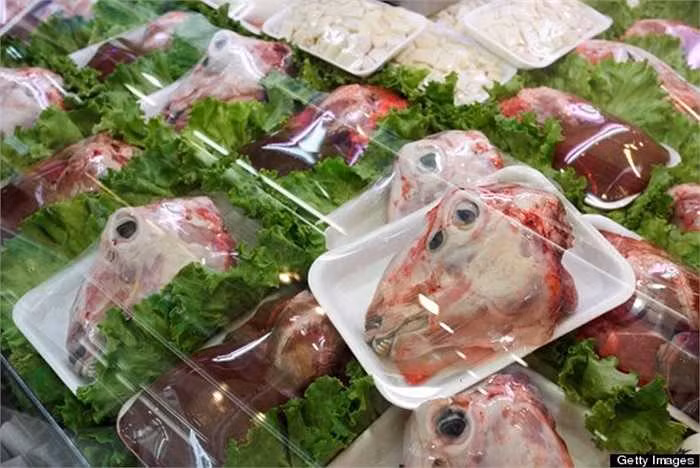 Không ít khách giật mình khi nhìn thấy đầu cừu tươi sống đóng khay bán trong siêu thị ở Trung Quốc. Ảnh: Getty
