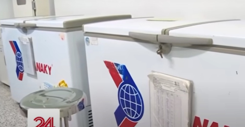 Hệ thống thiết bị máy móc là vài chiếc tủ cấp đông và vài máy tách chiết cũ. Ảnh chụp màn hình VTV