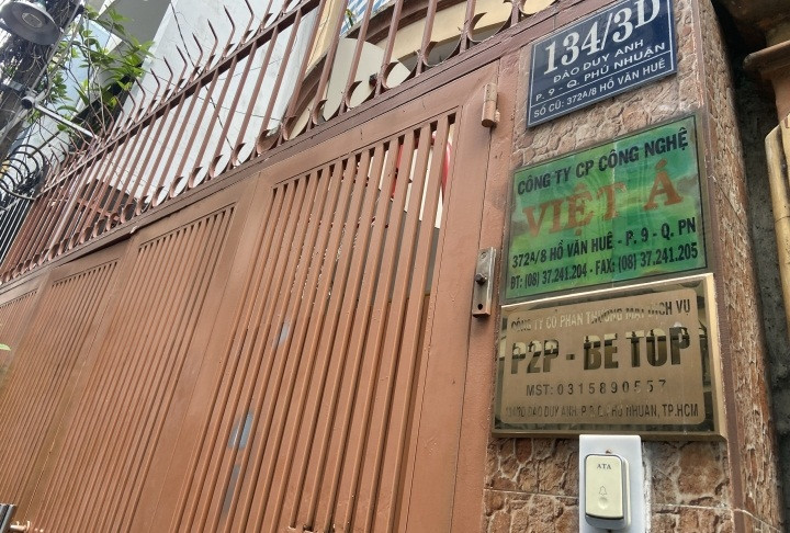 Trên thực tế, đây là căn nhà 3 tầng kín cổng cao tường, phía ngoài có gắn bảng hiệu Công ty CP công nghệ Việt Á, kèm theo số điện thoại liên hệ và hoàn toàn không có các hoạt động doanh nghiệp, kinh doanh. Ảnh: VTCNews