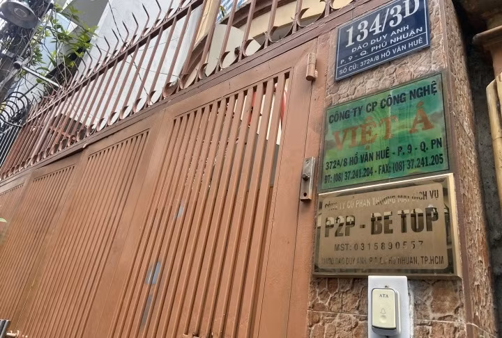 Trên thực tế, đây là căn nhà 3 tầng kín cổng cao tường, phía ngoài có gắn bảng hiệu Công ty CP công nghệ Việt Á, kèm theo số điện thoại liên hệ và hoàn toàn không có các hoạt động doanh nghiệp, kinh doanh. Ảnh: VTCNews